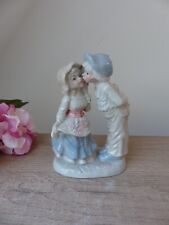 Figurine en céramique représentant un couple, premier baiser Vintage