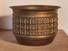 Grand et ancien cache-pot anglais  en laiton , cuivre jaune motifs géométriques.