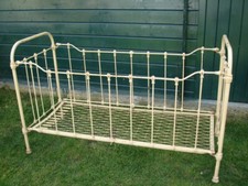 Authentique LIT d'enfant en FER FORGE des années 1930 en bon état et complet.