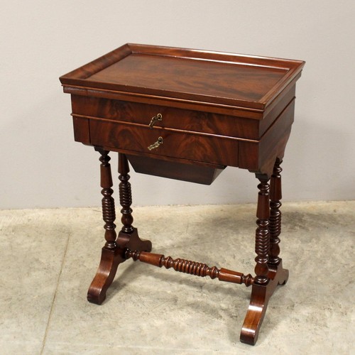 Table travailleuse en - -, acajou