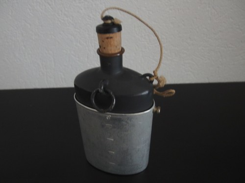 Gourde avec quart armée