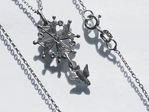 Beau pendentif croix - /,