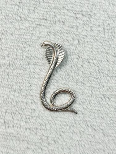 Beau pendentif cobra argent - beau,