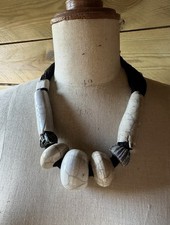 Collier perles galets céramique raku blanc noir artisanat