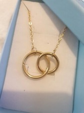 Collier cercle infini doré porté par Caroline Forbes dans Vampire Diaries