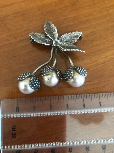 Très ancienne broche feuille