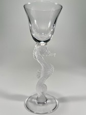 Verre à liqueur à pied Hippocampe de la cristallerie de Bayel