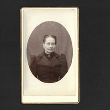 Femme agée, chic, bord doré