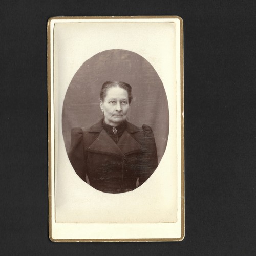 Femme agée chic - bord, doré