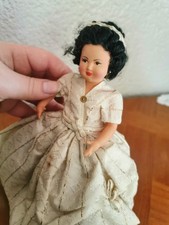 Poupée folklorique ancienne en robe blanc et doré
