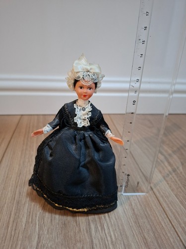 Poupée costume folklorique