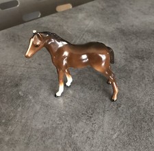 CHEVAL Debout  En Porcelaine Anglaise De BESWICK 9 Cm Miniature Oreille Cassée