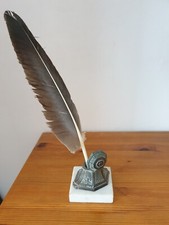 Encrier art déco en régule sur socle marbre blanc avec une plume 7x8 cm