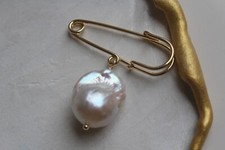 broche en très grande perle baroque de culture blanche plaqué or jaune 