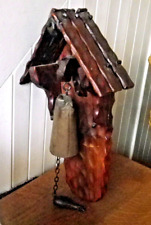 Ancienne cloche en bronze de jardin sous maison en bois avec applique murale