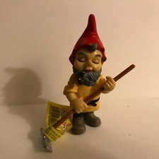 FIGURINE ANCIENNE PVC plastoy les nains de jardins AVEC RATEAU