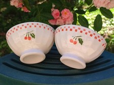 2 ANCIENS PETITS BOLS GODRONNÉS AVEC FRISE DÉCOR CERISES VINTAGE (2)