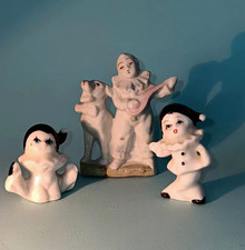 TROIS FIGURINES PIERROT