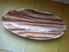 Grand plat ovale en terre cuite émaillée signée façon planche de surf