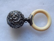 Hochet de bébé en argent travaillé au repoussé et en os  8 x 4,5 cm