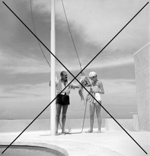 PHOTO DE RAYMOND LOEWY ET SA FEMME ANNEES 60