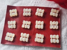 Rare  plaque lot 12 boutons ancien en nacre forme MINI originale