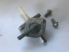 UN ROBINET D ESSENCE AVEC VIS