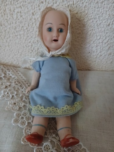 Poupée ancienne mignonette - poupée,