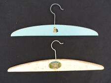 ANCIENS CINTRES PORTES VETEMENTS ENFANT " LA MERE MICHEL"  EN BOIS PEINT