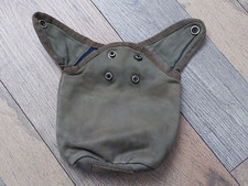 Une housse de gourde kaki militaire Française.