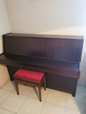 Piano droit de la marque