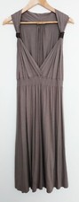 Robe longue fluide taupe sans manche. Perles. Jacqueline Riu. Viscose. Taille 46