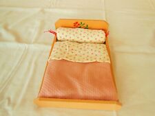 Lit de poupée en bois avec sa garniture