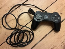 Manette de jeu Mad Catz à 8 boutons, filaire, avec connectique pour port de jeu.