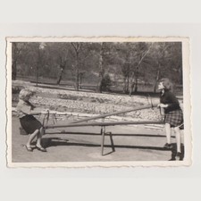 Deux jeunes filles jouant à