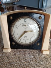 ancien réveil mécanique bicolore blanc et marron de la marque S M I