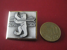BROCHE BADGE " ALPSTEIN LAUF "  OURS  SKI  SUISSE   HUGUENIN LOCLE