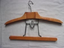 cintre à pince en bois ancien