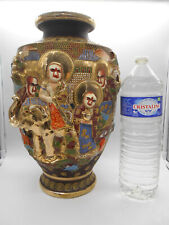 GRAND VASE ÉLÉPHANT EN RELIEF EN FAIENCE / CÉRAMIQUE DE SATSUMA JAPON