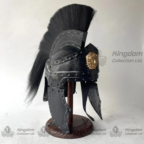 Casque ancien noir gravé
