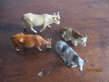 VACHE COUCHEE ET SUR PIEDS LOT