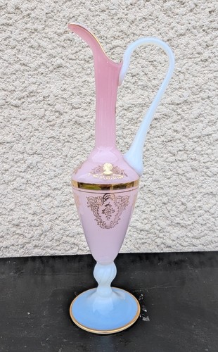 Aiguière opaline rose