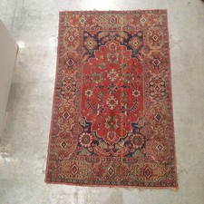 tapis d'orient , décor petit motif ,couleur dominante rouge  XX siècle 