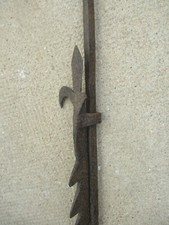 Grande crémaillère de cheminée en fer forgé du XVIIIème siècle à fleur de lys 