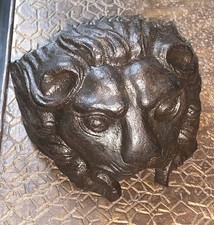 Antique mascaron décoratif fontaine gouttière tête de lion en fonte Renaissance
