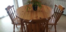 table ronde en pin massif et 4