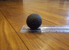 Boule en bois cloutée, rare petit modèle, 6 cm de diamètre