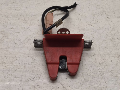 Système attache coffre pour