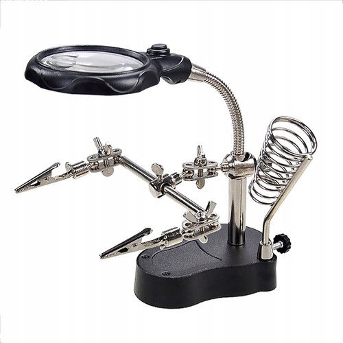 Troisième main avec loupe
