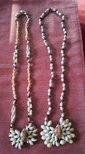 2 colliers en coquillages  provenance Tahiti année 1970